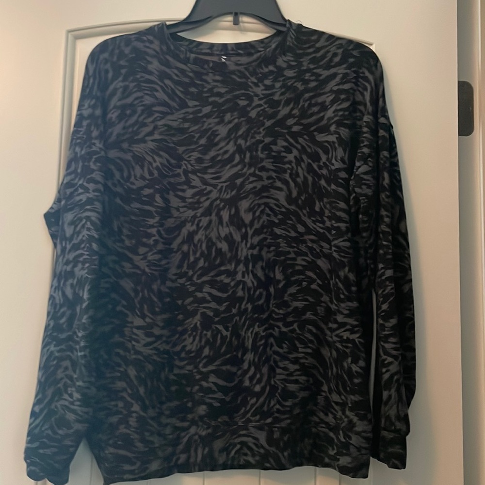 Athlete studio To street black & gray printed Tercel crewneck sweatshirt Size S